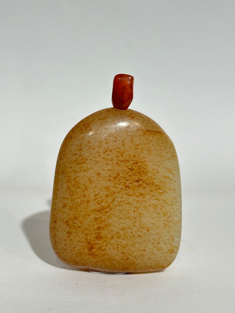 清十九世紀 白玉帶皮隨形鼻煙壺 | A WHITE AND RUSSET JADE 'PEBBLE' SNUFF BOTTLE - 图8
