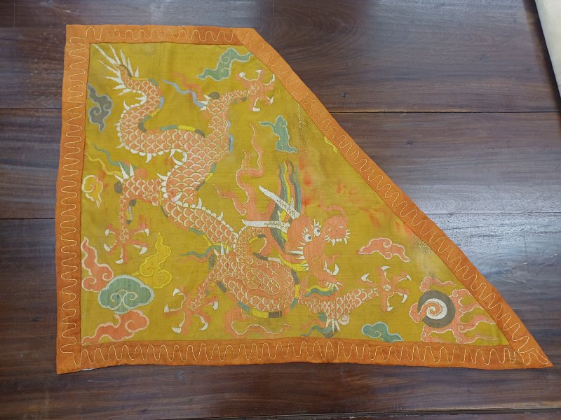 明萬曆 織錦雲龍紋軍儀大旗 | A Chinese silk brocade 'dragon' panel fragment, Ming dynasty, Wanli period - 图4