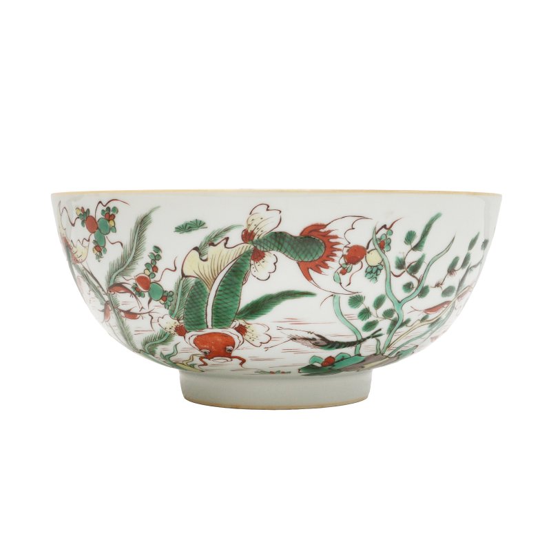 十九/二十世紀 五彩四魚水藻紋盌 《大明成化年製》款 | A Chinese famille-verte 'lotus pond' bowl, 19th/20th century - 图2