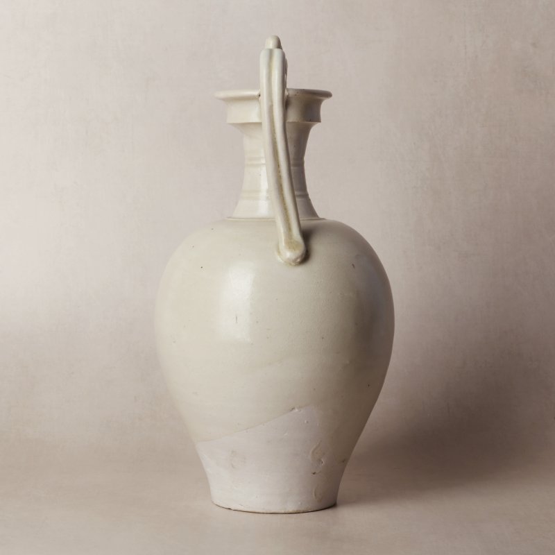 唐 白釉雙螭龍耳瓶 | A Chinese straw-glazed stoneware 'amphora' vase, Tang Dynasty - 图2