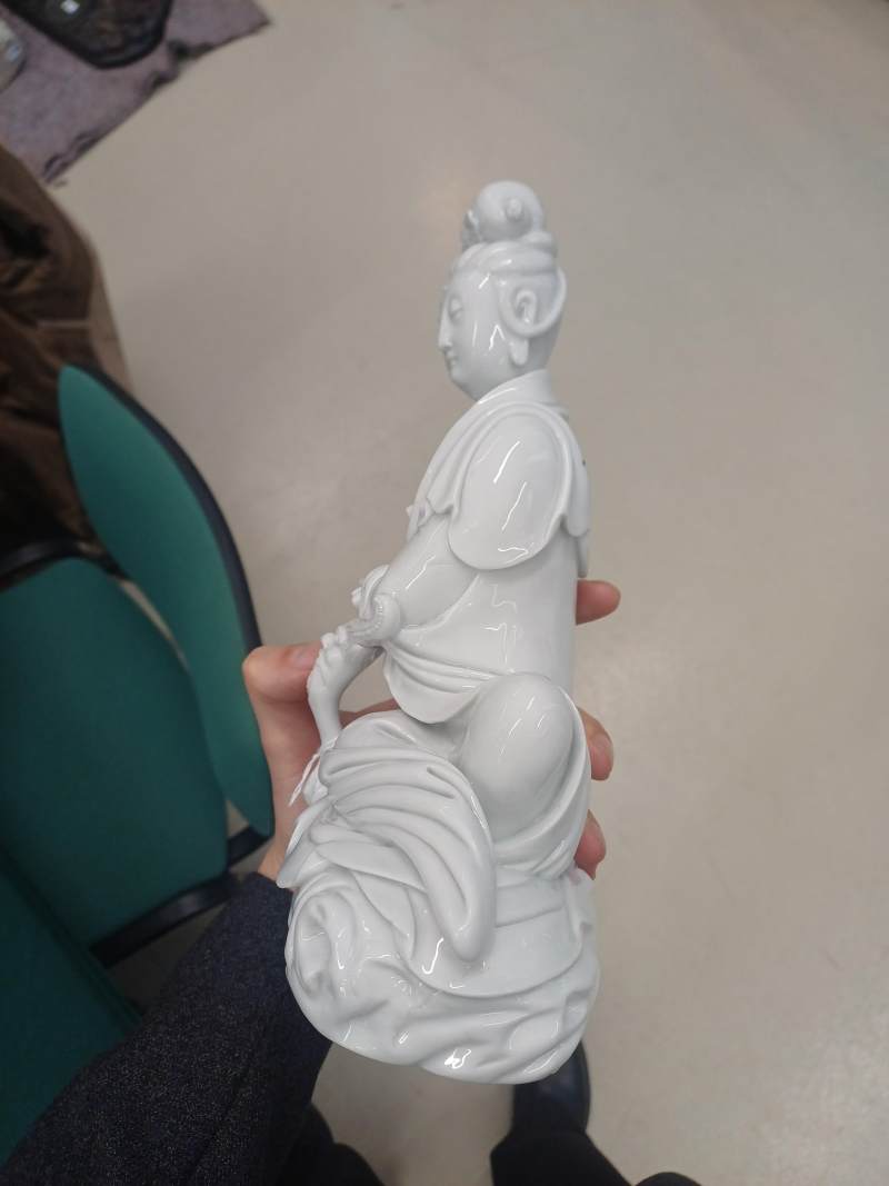 清十九世紀 德化白釉觀音立像 | Santos Collection | A Chinese Dehua figure of Guanyin, Qing dynasty, 19th century - 图7