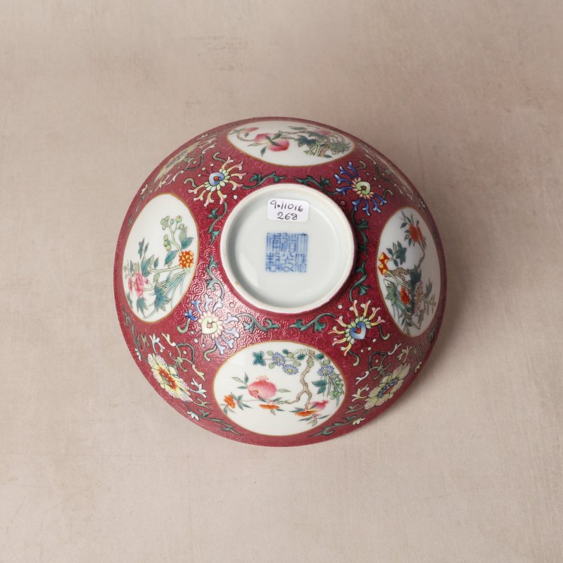 清道光 胭脂紅地軋道開光粉彩花卉紋盌 《大清道光年製》款 | Santos Collection | A fine Chinese ruby-ground sgraffiato 'medallion' bowl, Qing dynasty, Daoguang mark and period - 图17