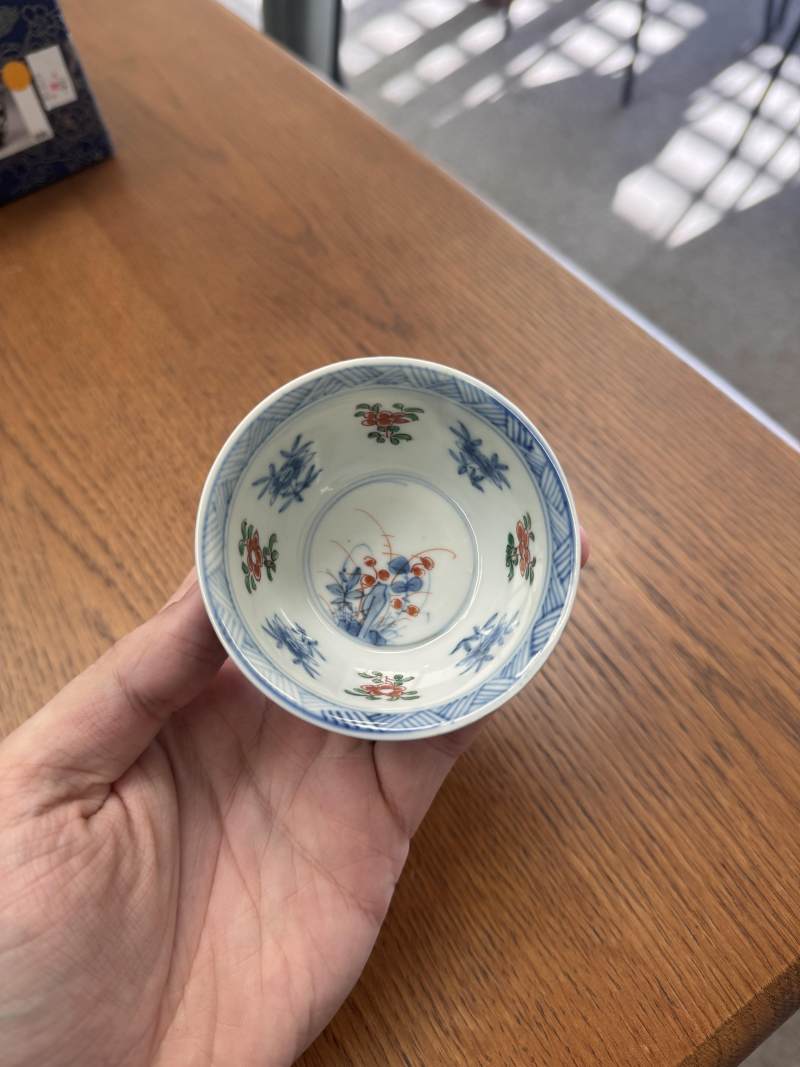 清康熙 墨地五彩花卉紋盃 | Santos Collection | A Chinese famille-noire 'blossoms' cup, Qing dynasty, Kangxi period - 图20