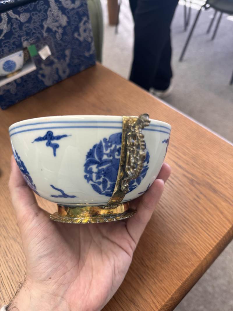 明嘉靖 青花包銀鎏金口沿盌 《長命富貴》款 | Santos Collection | A fine Chinese silver-gilt-mounted blue and white bowl, Ming dynasty, Jiajing period - 图5