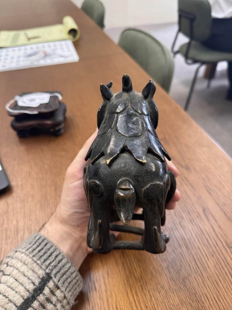 明 銅甪端爐 | A Chinese bronze 'luduan' incense burner, Ming dynasty - 图8