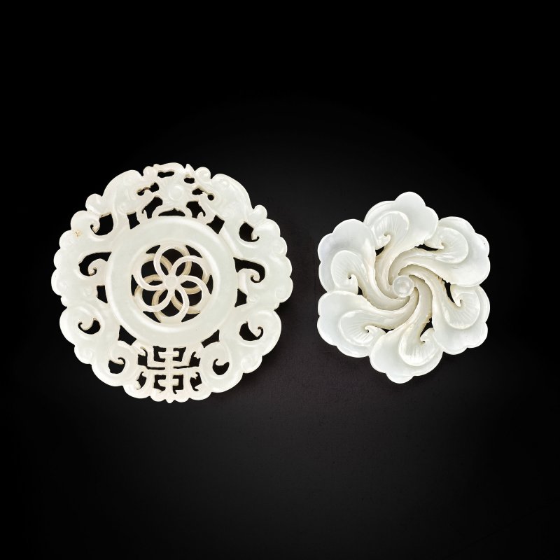 明/清 白玉花片 一組兩件 | TWO WHITE JADE ORNAMENTS - 图1