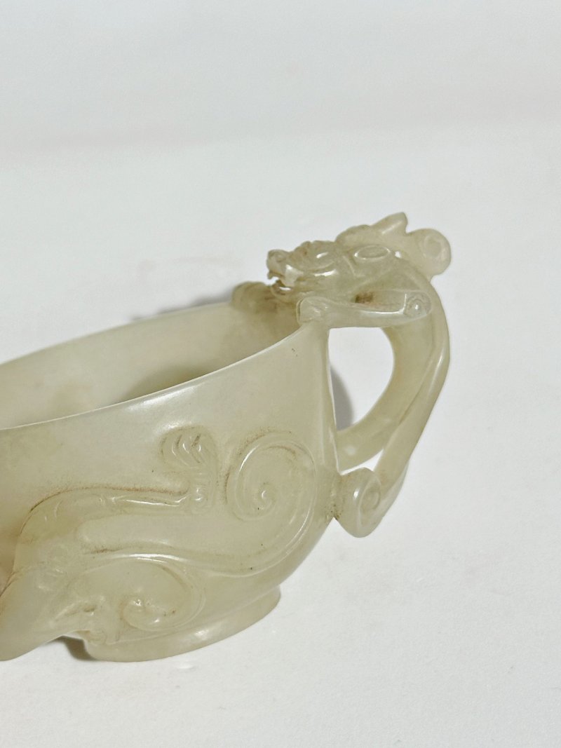 十九/二十世紀 青白玉螭龍耳杯 及座 | A PALE GREEN JADE 'CHI DRAGON' CUP - 图2