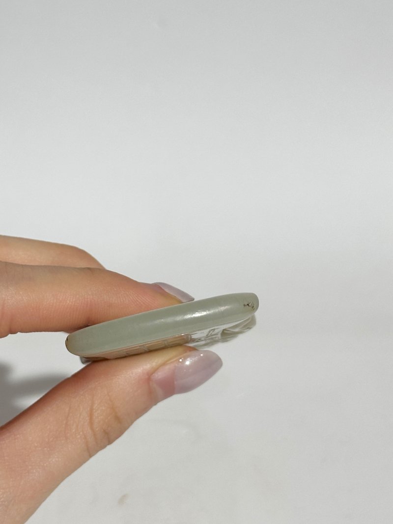 清十九世紀 青白玉⌈府上有龍⌋墜 及座 | A GREENISH WHITE JADE 'DRAGON AND AXE' PENDANT - 图2