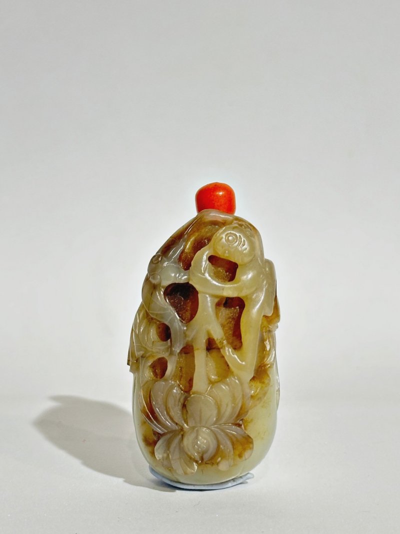 晚清 青玉帶皮「封侯納福」鼻煙壺、珊瑚蓋 | A GREENISH WHITE JADE 'MONKEY AND BAT' SNUFF BOTTLE - 图7