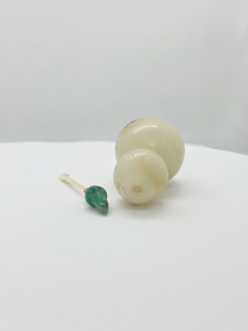 晚清 白玉匏形、黃玉鋪首銜環鼻煙壺二件 | A WHITE JADE 'DOUBLE GOURD' AND A YELLOW JADE SNUFF BOTTLE - 图14