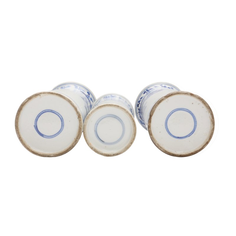 十九/二十世紀 青花人物故事圖及花鳥紋花觚一組三件 | Three Chinese blue and white 'figural' and 'birds' beaker vases, 19th/20th century - 图4
