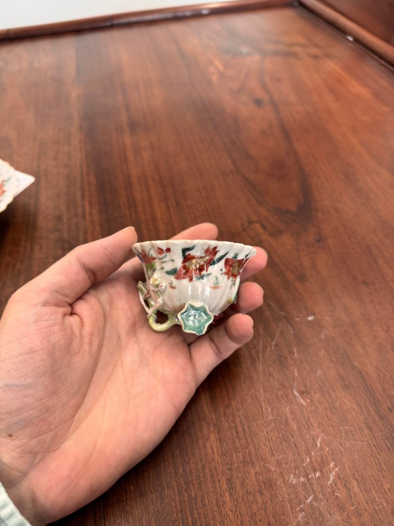 清雍正 粉彩荷塘金魚紋盃及小盤 | Santos Collection | A Chinese export famille-rose 'carp and lotus' cup and saucer, Qing dynasty, Yongzheng period - 图24