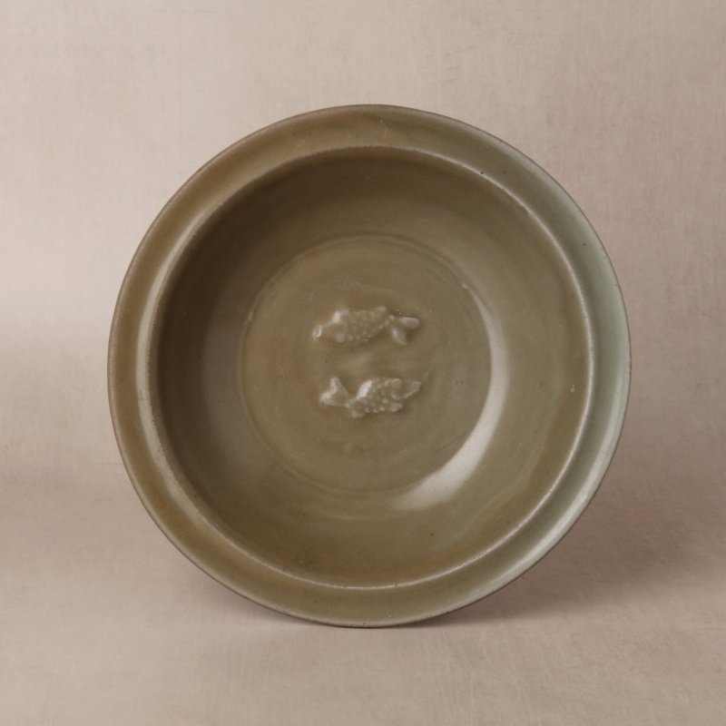 明 龍泉窰青釉貼雙魚折沿盤 | Santos Collection | A Chinese Longquan celadon 'twin fish' moulded dish, Ming dynasty - 图1
