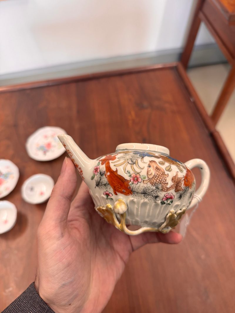 清雍正 粉彩魚藻紋蓋壼 | Santos Collection | A Chinese export famille-rose 'fish pond' teapot, Qing dynasty, Yongzheng period - 图43