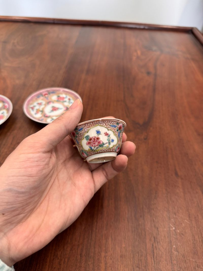 清雍正 外銷花卉紋薄胎盃及小盤兩對 | A pair of Chinese 'eggshell' famille-rose ‘floral’ cups and saucers, Qing dynasty, Yongzheng period - 图23