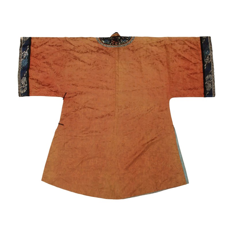 清 紅地緙絲花卉紋夾袍 | A Chinese silk 'floral' robe, Qing dynasty - 图4