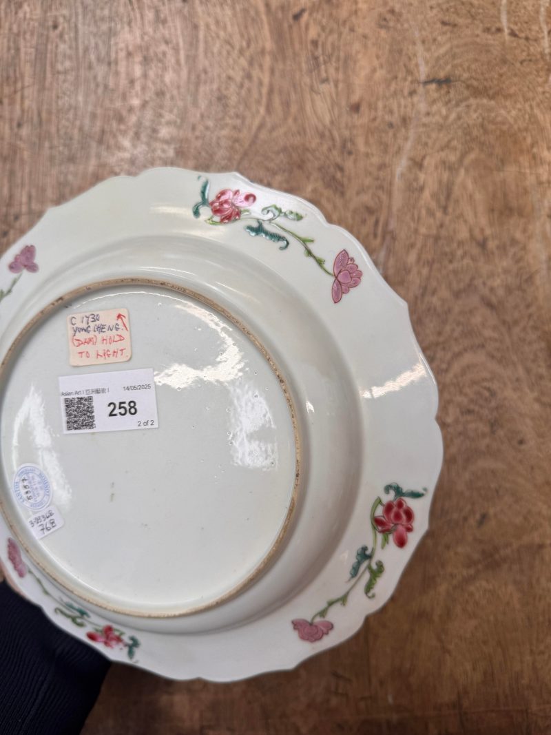 清雍正 約1730年 粉彩開光人物花卉圖花式盤一對 | Santos Collection | A pair of fine Chinese export foliate dishes, Qing dynasty, Yongzheng period, circa 1730 - 图17