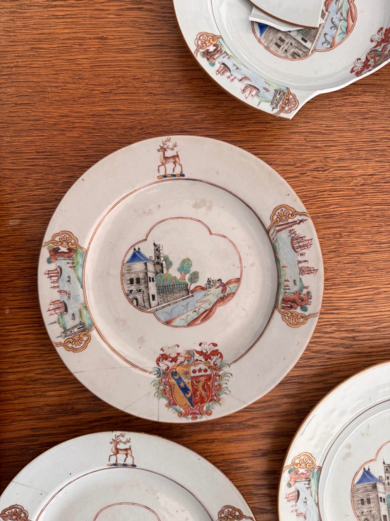 清乾隆 約1745年 粉彩紋章圖盤一組四件 | Four fine and rare Chinese export armorial soup bowls, Qing Dynasty, Qianlong Period, circa 1745 - 图4
