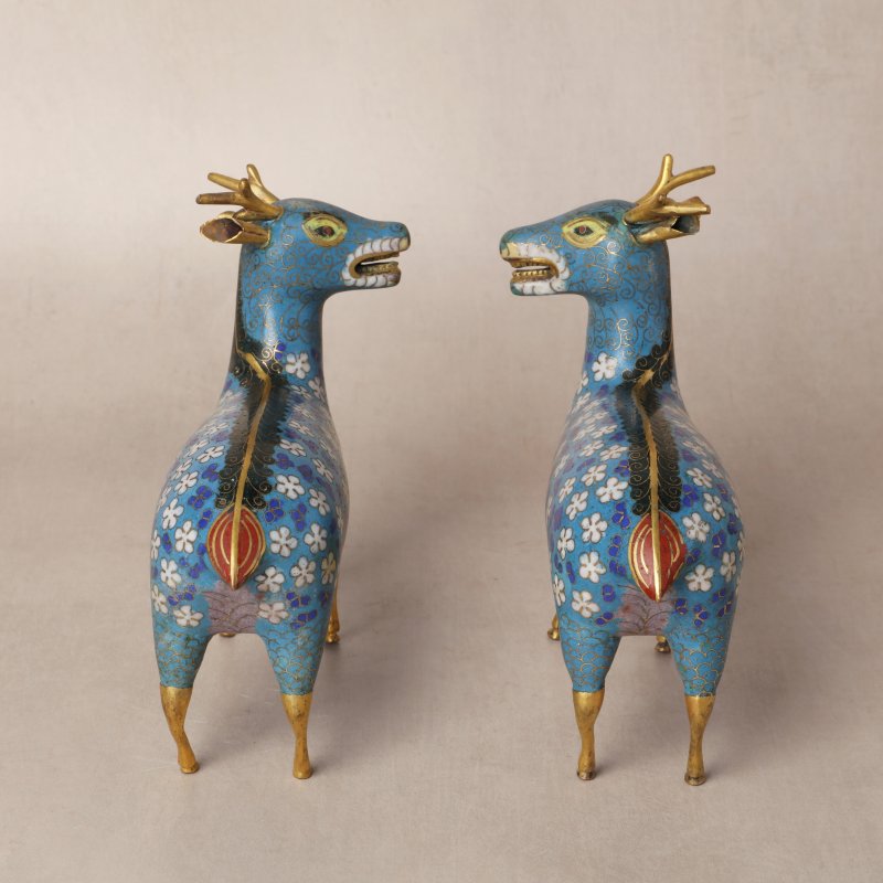 清十八/十九世紀 掐絲琺瑯銅鍍金瑞鹿像一對 | A pair of Chinese cloisonné enamel and gilt-bronze deer figures, Qing dynasty, 18th/19th century - 图3
