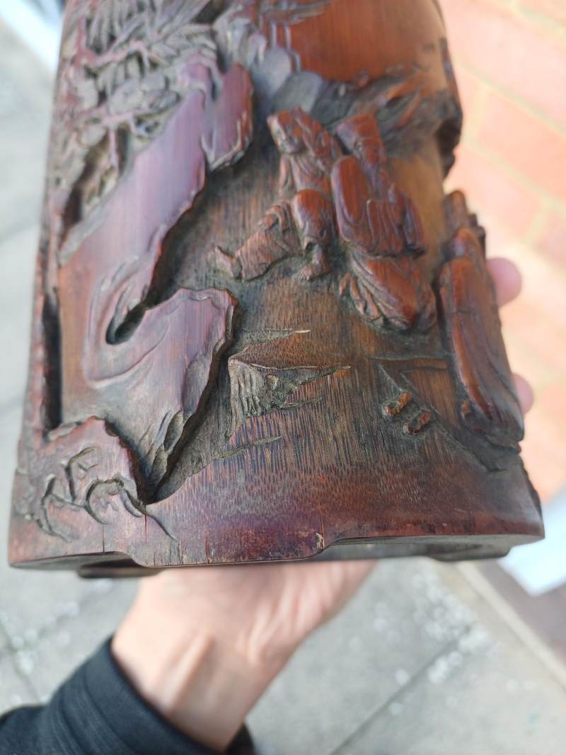 清十八世紀 竹雕鹿順回園圖筆筒《其吉作》款 | A Chinese carved bamboo 'Lushun Huiyuan' brush pot, bitong, Qing dynasty, 18th century - 图6