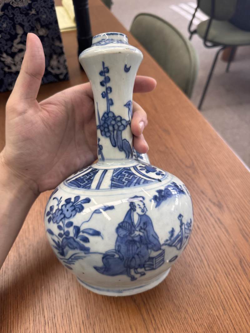 明崇禎/過渡期 青花人物故事圖軍持 | Santos Collection | A Chinese blue and white 'figural' kendi, Transitional period, Chongzhen period - 图14