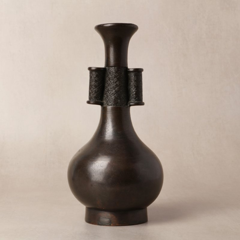 明 銅錯銀貫耳壺 | A Chinese bronze and silver-inlaid 'arrow' vase, Ming dynasty - 图12