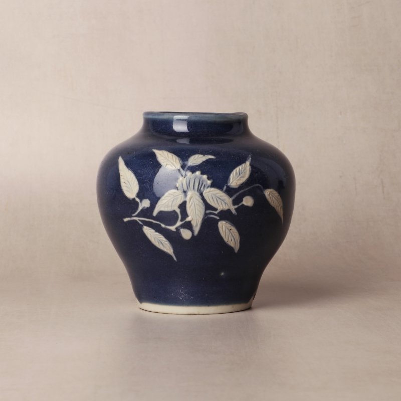 明末 漳州窯藍釉白彩罐 | Santos Collection | A Chinese Zhangzhou (Swatow) blue-glazed slip-decorated jar, late Ming dynasty