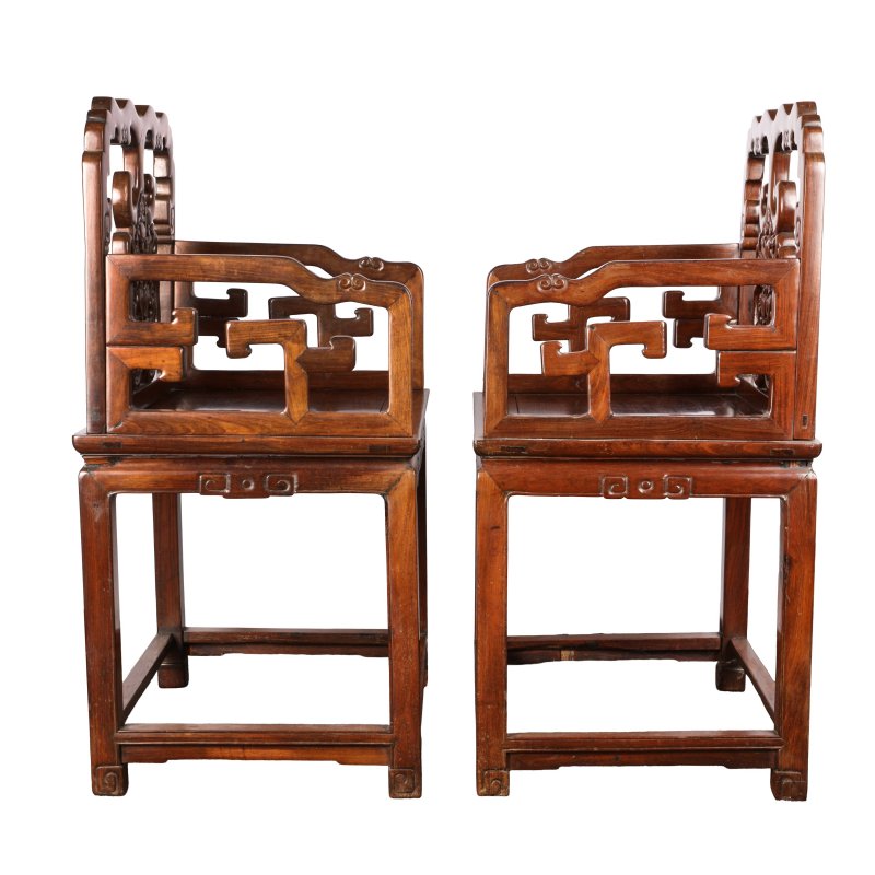 清十九世紀 紅木雕蝙蝠壽桃紋靠背椅一對 | A pair of Chinese hongmu 'bat and peach' armchairs, 19th century - 图2
