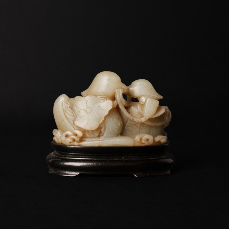 清十九世紀 青白玉雕鴛鴦連荷藕擺件 | A Chinese celadon and russet jade 'mandarin ducks' group, 19th century - 图2