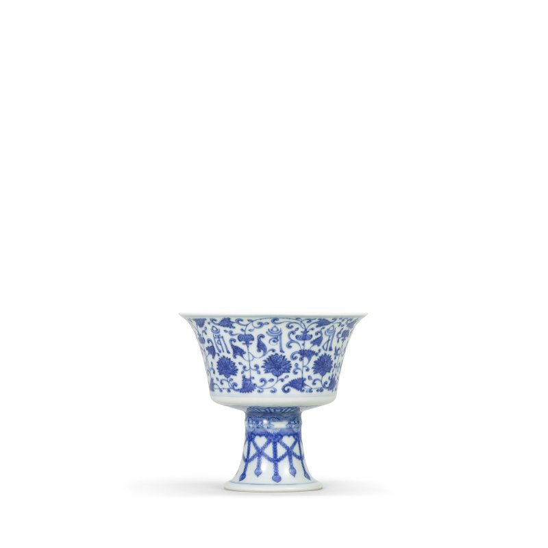 清乾隆 青花纏枝蓮托梵文高足盌 | A BLUE AND WHITE 'LANÇA-CHARACTER' STEM CUP - 图2