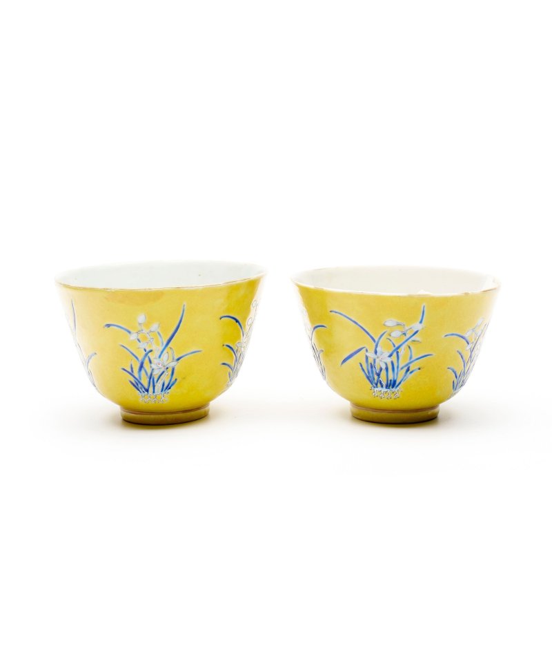 清同治 黃地粉彩水仙紋杯一對 | A PAIR OF YELLOW-GROUND BLUE ENAMELLED 'NARCISSUS' CUPS - 图1