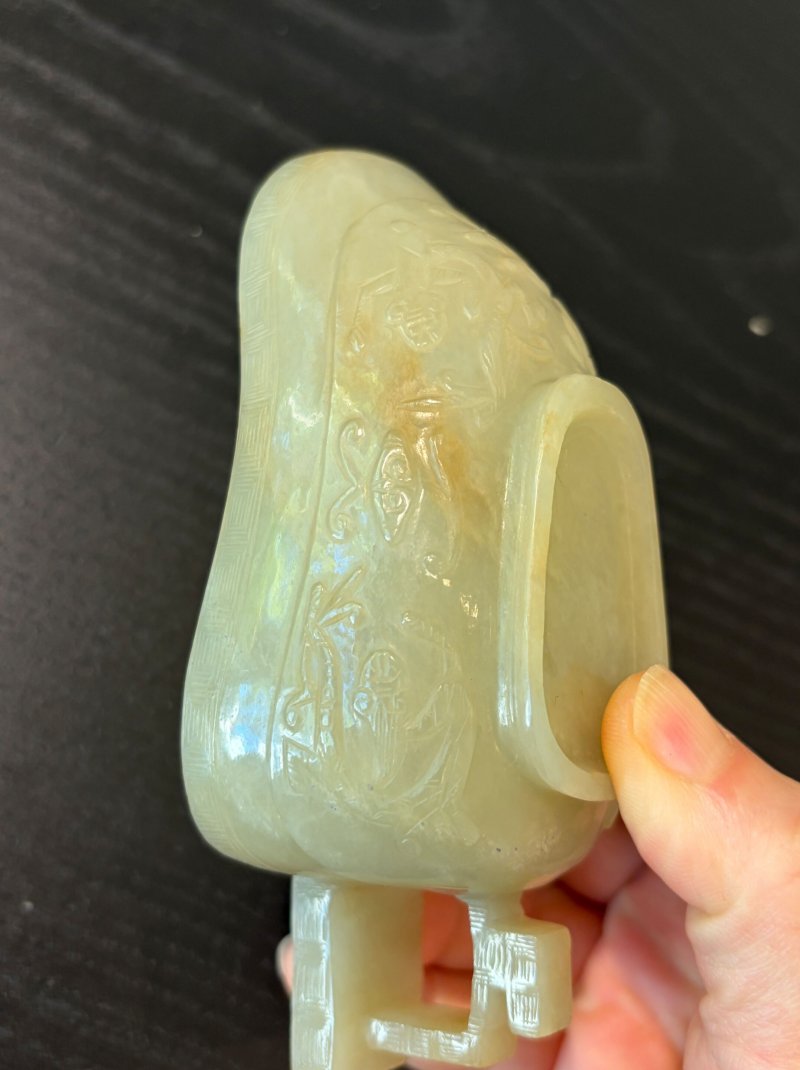 （或）十七/十八世紀 青白玉螭龍紋圈足匜 及座 | A PALE GREEN JADE 'CHI-DRAGON' POURING VESSEL, YI - 图12