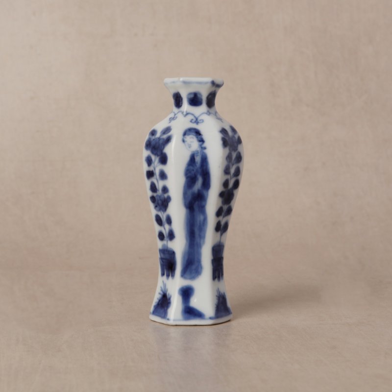 清康熙 青花仕女圖六角小瓶 | Santos Collection | A small Chinese blue and white 'lady' hexagonal vase, Qing dynasty, Kangxi period - 图3