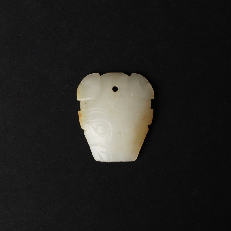 二十世紀 仿古青白玉帶皮獸面紋飾 | A Chinese archaistic pale-celadon and russet jade 'mask' carving, 20th century