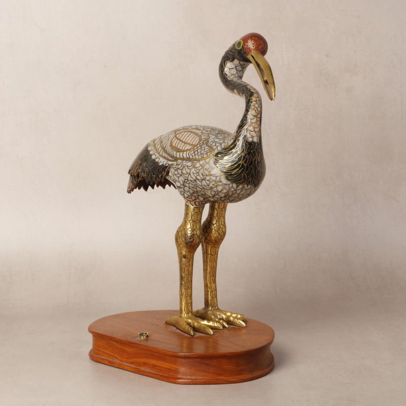 清十八世紀 掐絲琺瑯銅鍍金仙鶴立像 | A Chinese cloisonné enamel and gilt-bronze figure of a heron, Qing dynasty, 18th century - 图3