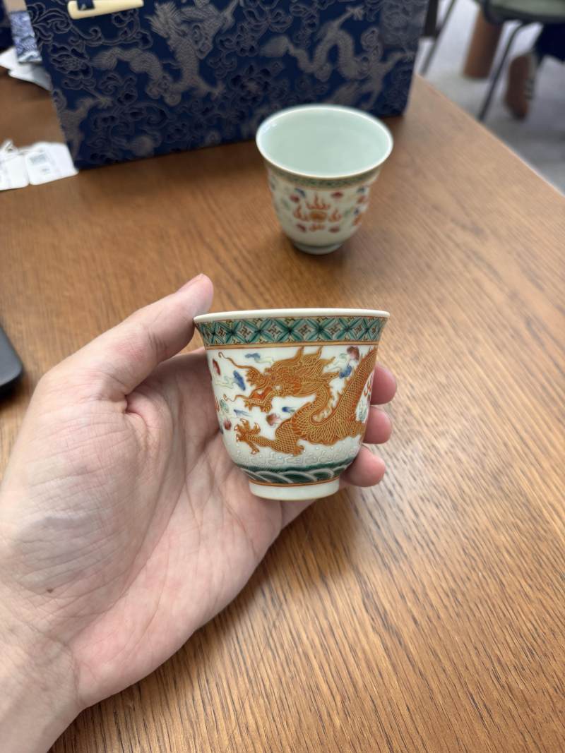 清宣統 粉彩描金龍紋盃一對 《大清宣統年製》款 | Santos Collection | A pair of Chinese famille-rose gilt-decorated 'dragon' cups, Xuantong marks and of the period - 图14