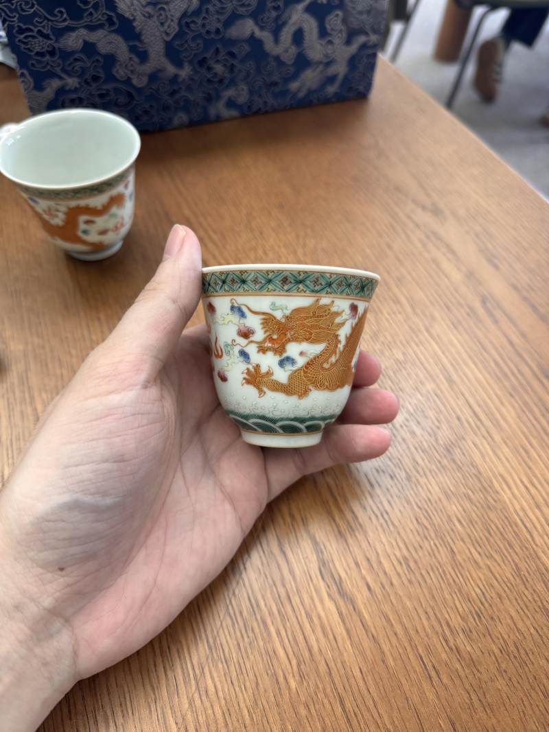 清宣統 粉彩描金龍紋盃一對 《大清宣統年製》款 | Santos Collection | A pair of Chinese famille-rose gilt-decorated 'dragon' cups, Xuantong marks and of the period - 图4