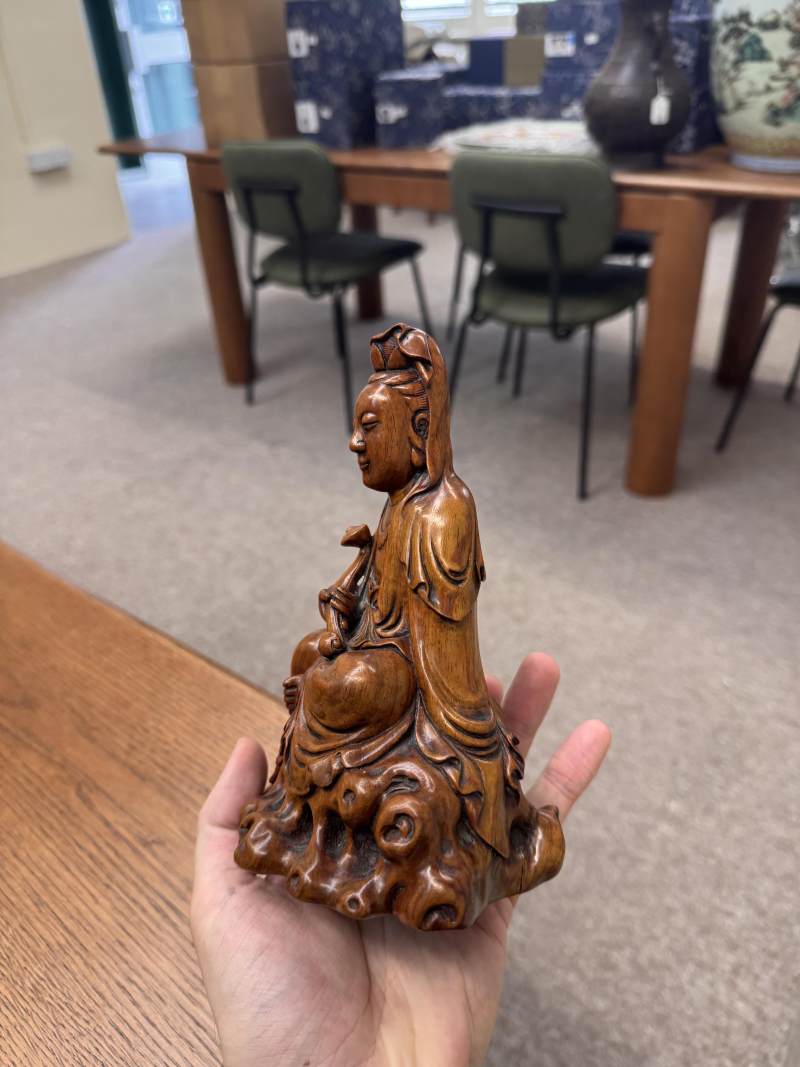 清十八/十九世紀 黃楊木雕觀音菩薩坐像 | A Chinese boxwood carved figure of Guanyin, Qing dynasty, 18th/19th century - 图5
