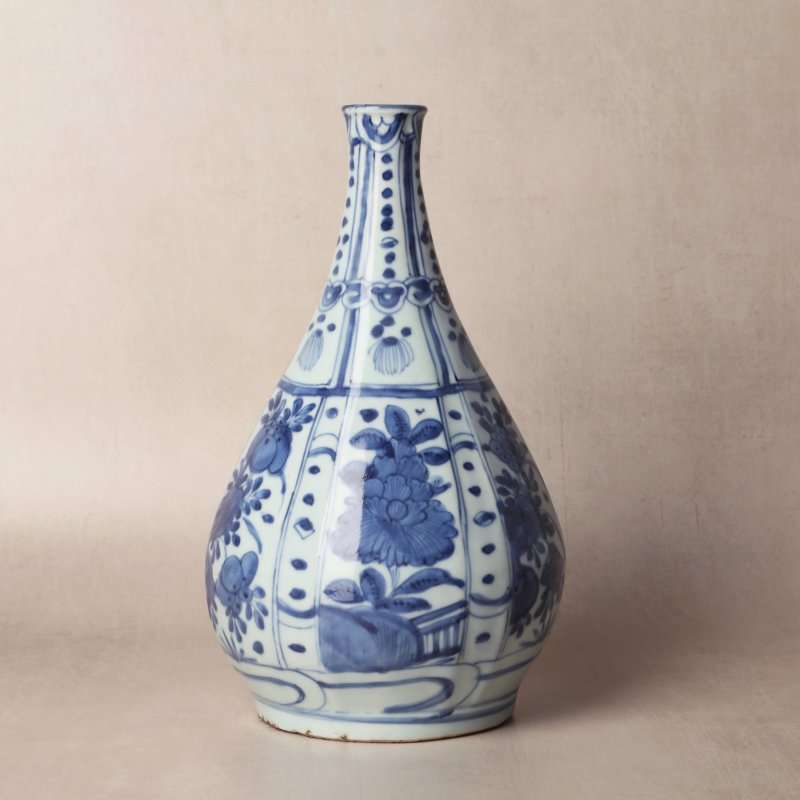 明 青花克拉克花卉紋膽瓶 | Santos Collection | A Chinese blue and white 'Kraak' bottle vase, Ming dynasty - 图8