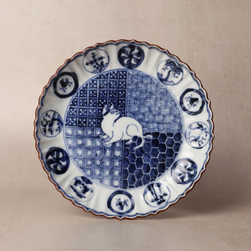 明天啟 青花古染付瑞兔圖菱花口盤 | Santos Collection | A Chinese blue and white kosometsuke 'hare' foliate dish, Ming dynasty, Tianqi period