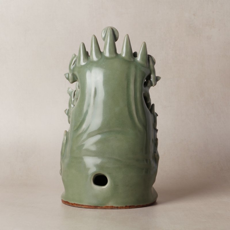 明 青釉素胎觀音菩薩坐像 | A Chinese celadon-glazed biscuit 'Guanyin' figure group, Ming dynasty - 图11