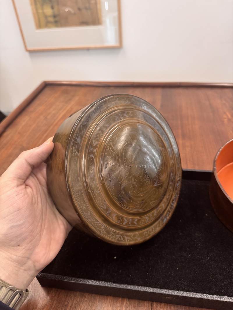 西漢 褐漆戧金瑞獸紋蓋盒 | A rare Chinese incised brown lacquer 'mythical beasts' box and cover, Western Han dynasty - 图29