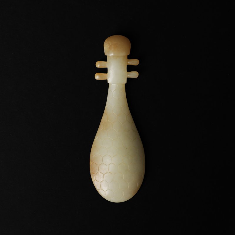 十八/十九世紀 青玉帶皮雕琵琶式把件 | A Chinese celadon and russet jade 'pipa' group, 18th/19th century - 图2