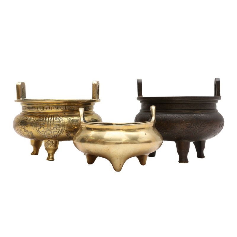 清十八/十九世紀 各式銅三足沖天耳爐一組三件 | Three Chinese gilt-bronze censers, Qing dynasty, 18th/19th century
