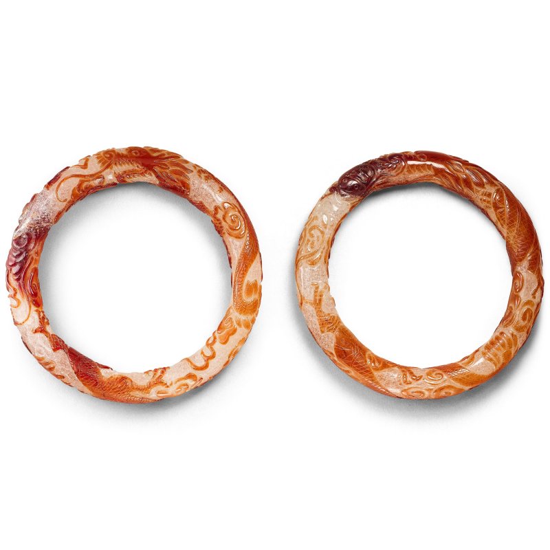 清 霏雪地套紅料龍紋手鐲一對 | A PAIR OF RED OVERLAY GLASS 'DRAGON' BRACELETS - 图1