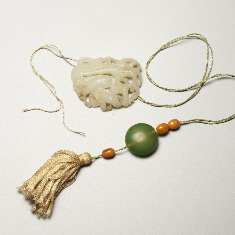 元或明 灰白玉龍紋墜 仿翠玉玻璃、蜜蠟珠 | A RETICULATED WHITE JADE 'DRAGON' PENDANT
