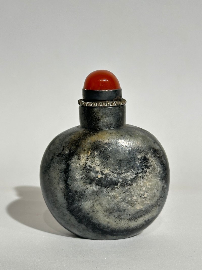 十八/十九世紀 墨玉、灰墨玉光素鼻煙壺二件 | A MOTTLED BLACK JADE AND A GREY AND BLACK JADE SNUFF BOTTLE - 图3