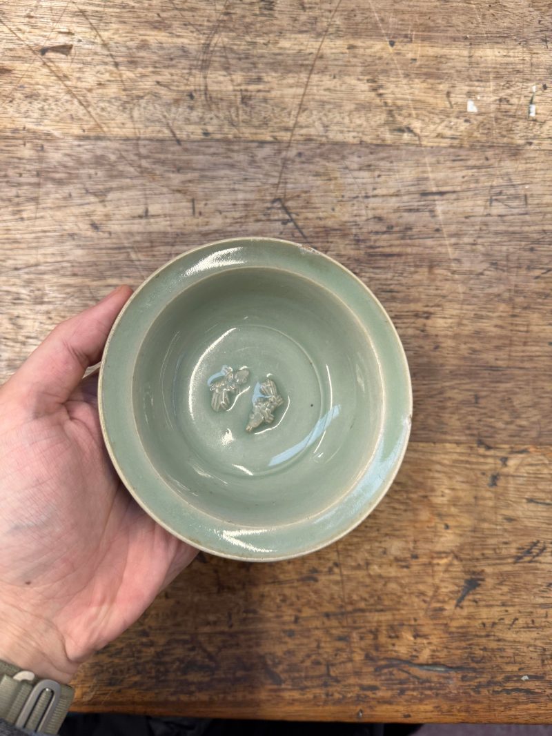 宋或元 龍泉青釉印雙魚折沿盤 | A rare Chinese Longquan celadon 'twin fish' dish, Song / Yuan dynasty - 图14