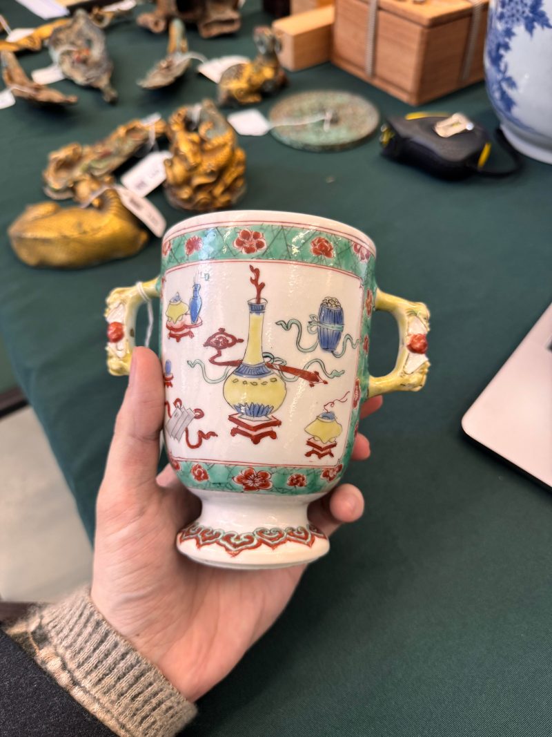 清康熙 五彩博古圖蓋罐 | A Chinese famille-verte twin-handled 'hundred antiques' pot and cover, Qing Dynasty, Kangxi period - 图14