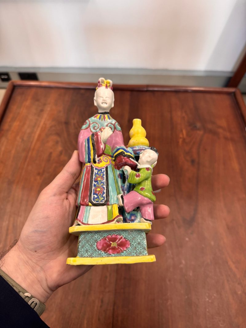 清乾隆 粉彩仕女與童子像 | Santos Collection | A Chinese export famille-rose figure of a lady and boy, Qing dynasty, Qianlong period - 图8